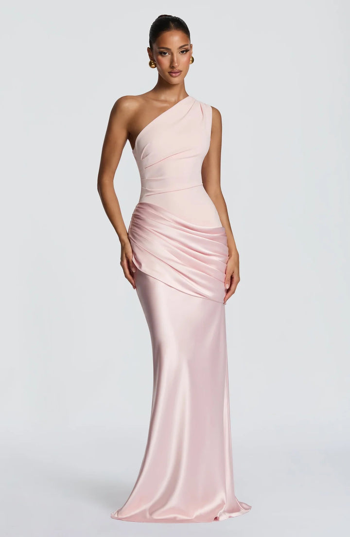 Dame elegant asymmetrisk satin aftonklänning med draperingsdesign Mirla-Eva Jonsson