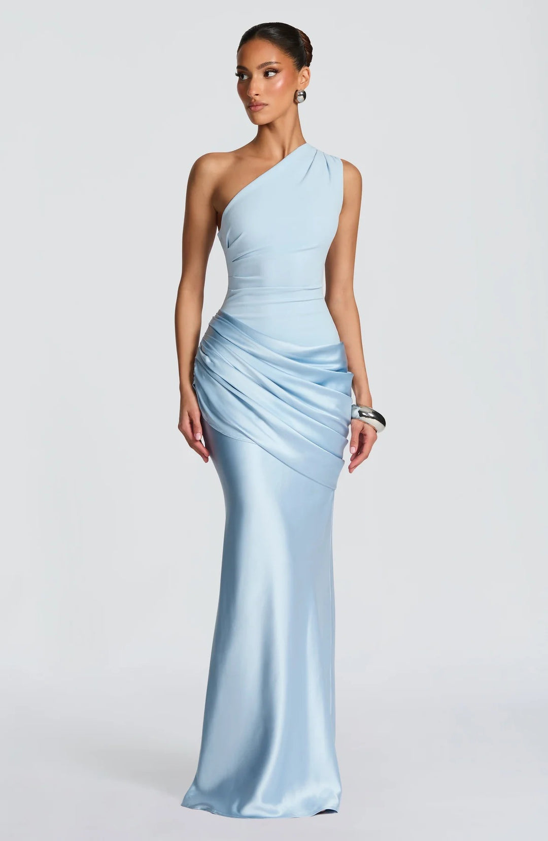 Dame elegant asymmetrisk satin aftonklänning med draperingsdesign Mirla-Eva Jonsson
