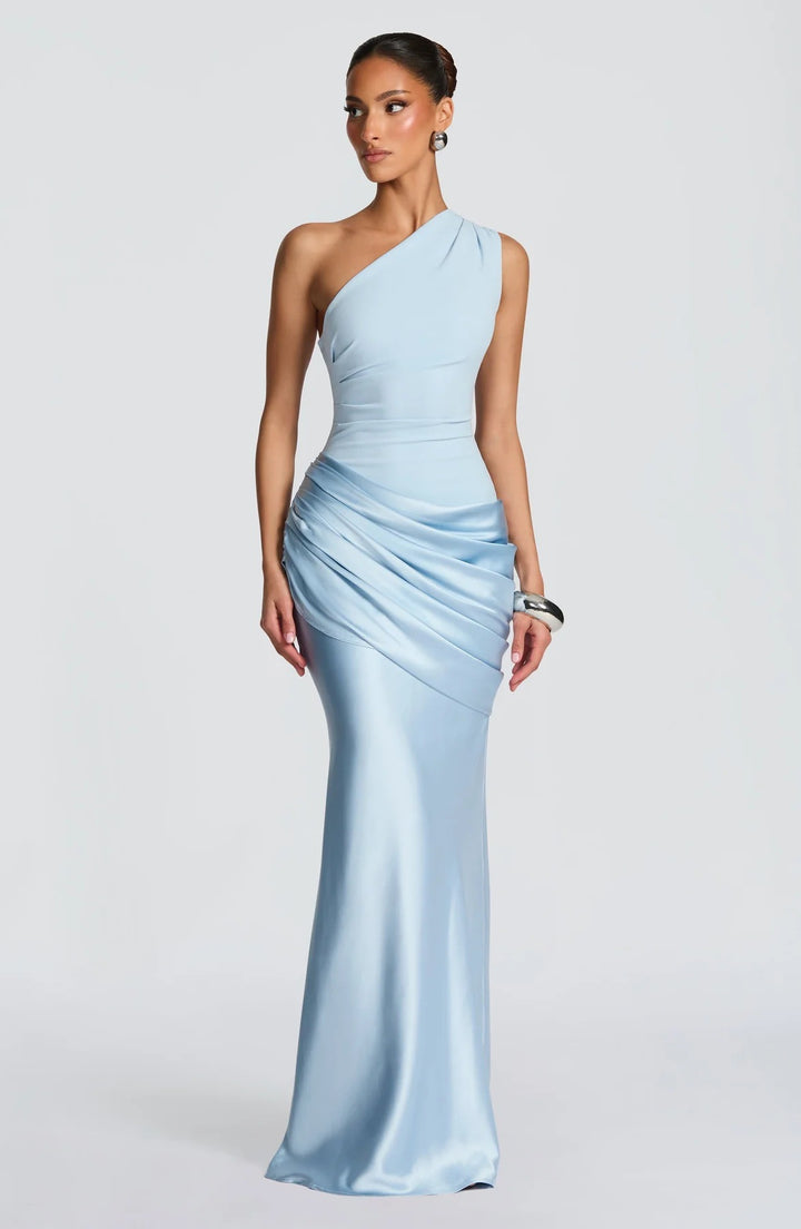 Dame elegant asymmetrisk satin aftonklänning med draperingsdesign Mirla-Eva Jonsson