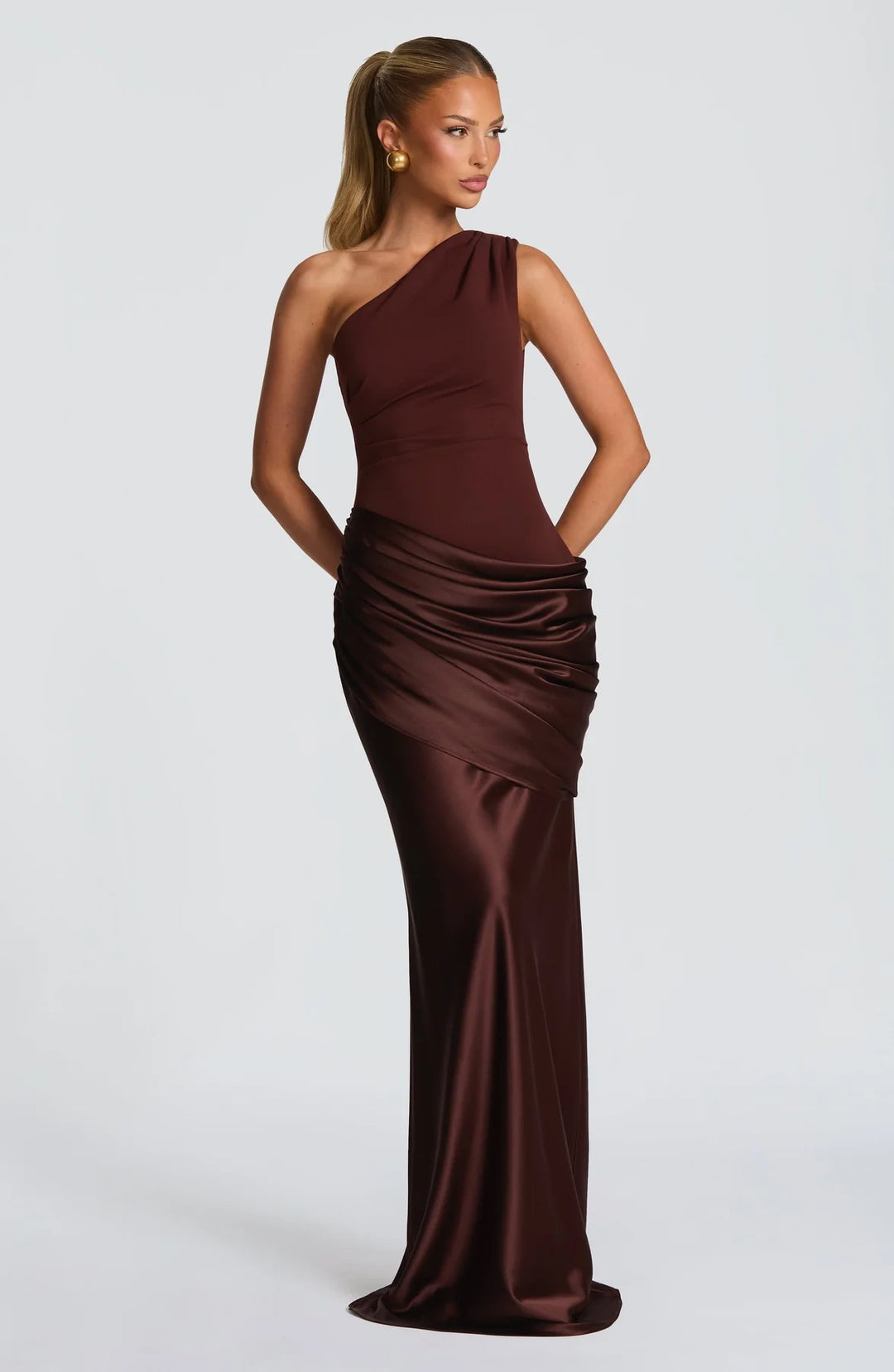 Dame elegant asymmetrisk satin aftonklänning med draperingsdesign Mirla-Eva Jonsson