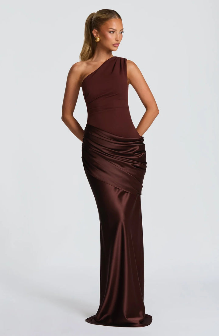 Dame elegant asymmetrisk satin aftonklänning med draperingsdesign Mirla-Eva Jonsson