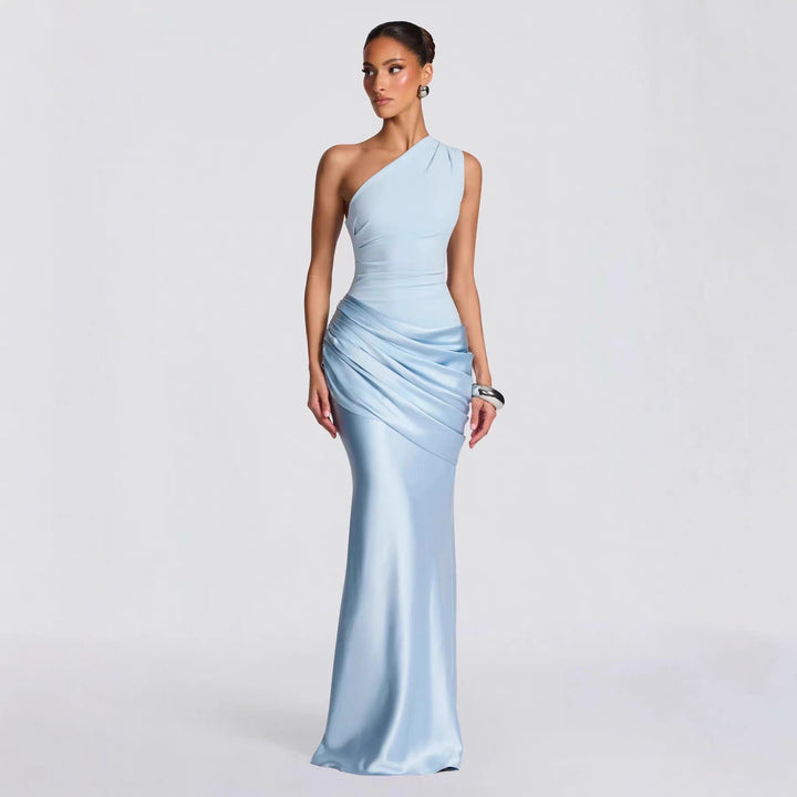 Dame elegant asymmetrisk satin aftonklänning med draperingsdesign Mirla-Eva Jonsson