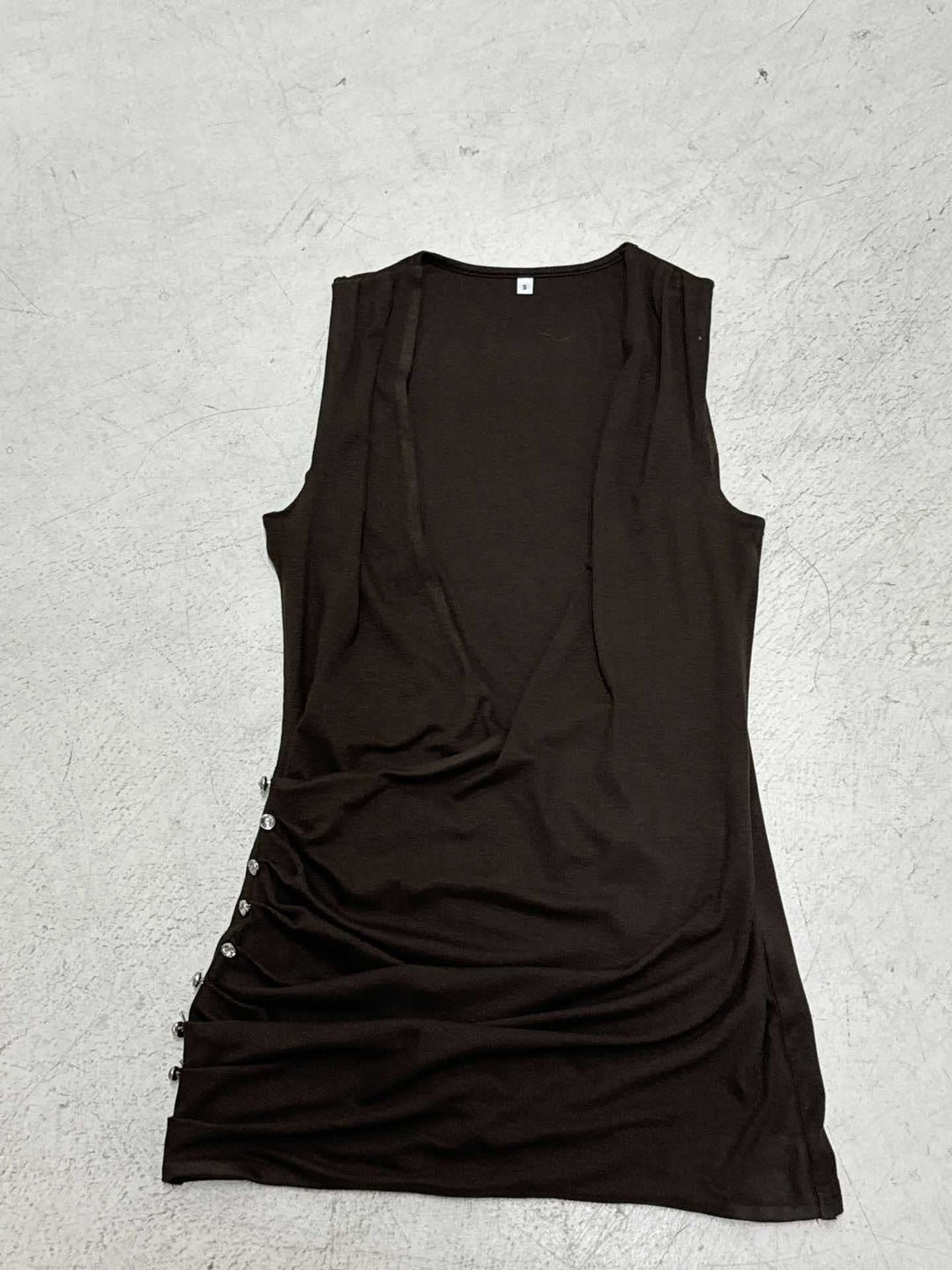 Dame elegant jumpsuit med djup V-hals och flödande material Mirla-Eva Jonsson