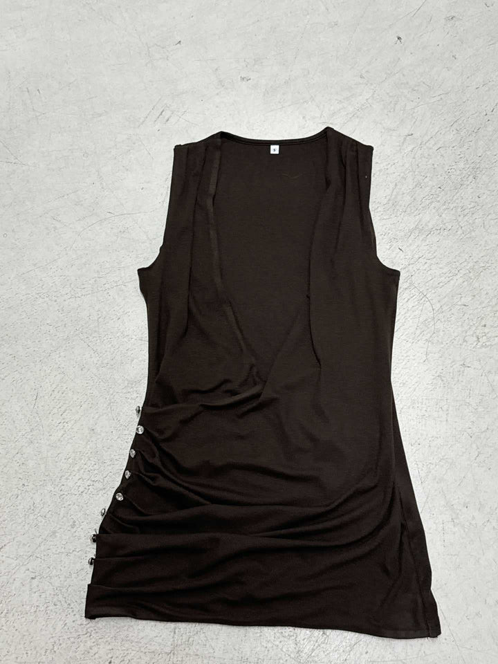 Dame elegant jumpsuit med djup V-hals och flödande material Mirla-Eva Jonsson