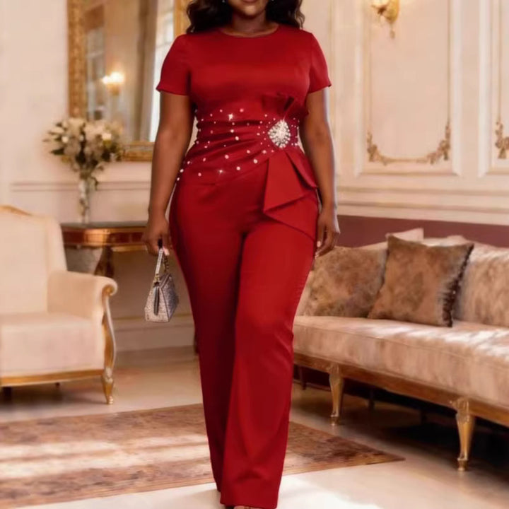 Dame elegant jumpsuit med figuranpassad silhuett och volangdetaljer Mirla-Eva Jonsson