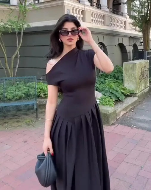 Dame elegant maxikjole med asymmetrisk èn skulder-design og svingende skjørt Mirla-Eva Jonsson