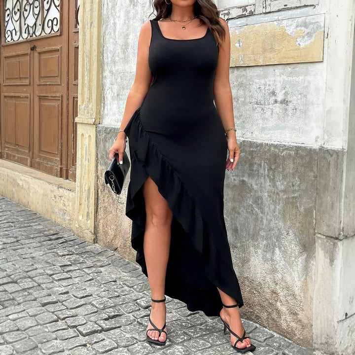 Dame elegant maxiklänning med asymmetrisk fåll och volangdetaljer Mirla-Eva Jonsson