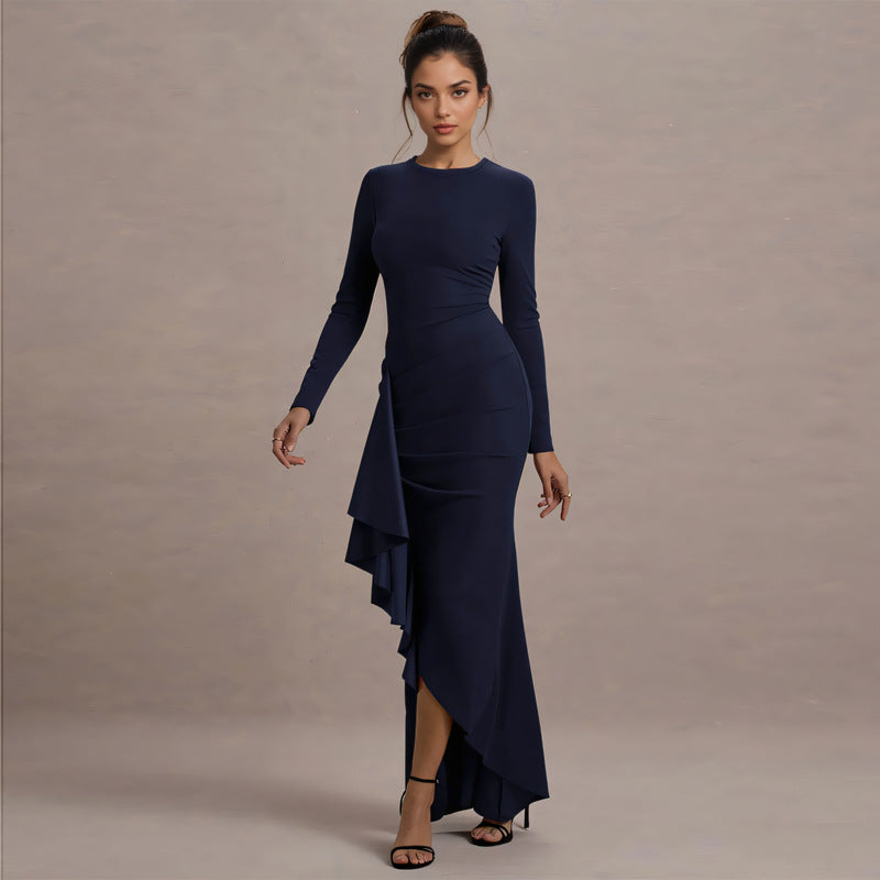 Dame elegant maxiklänning med asymmetrisk volanginsats och lång silhuett Mirla-Eva Jonsson