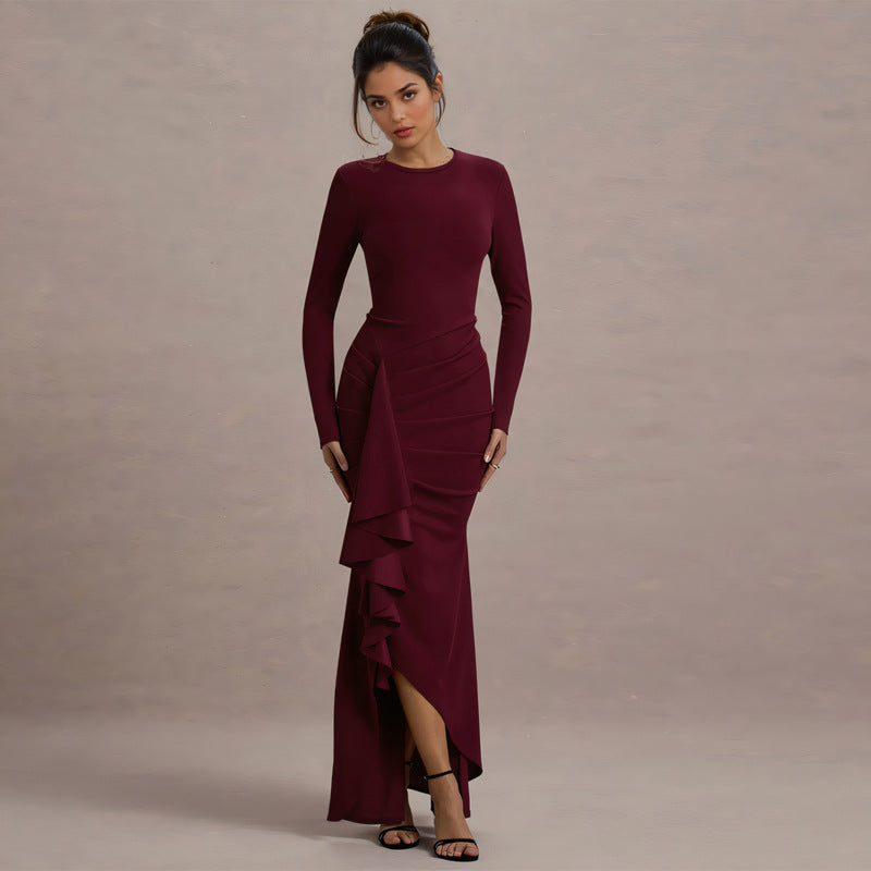 Dame elegant maxiklänning med asymmetrisk volanginsats och lång silhuett Mirla-Eva Jonsson