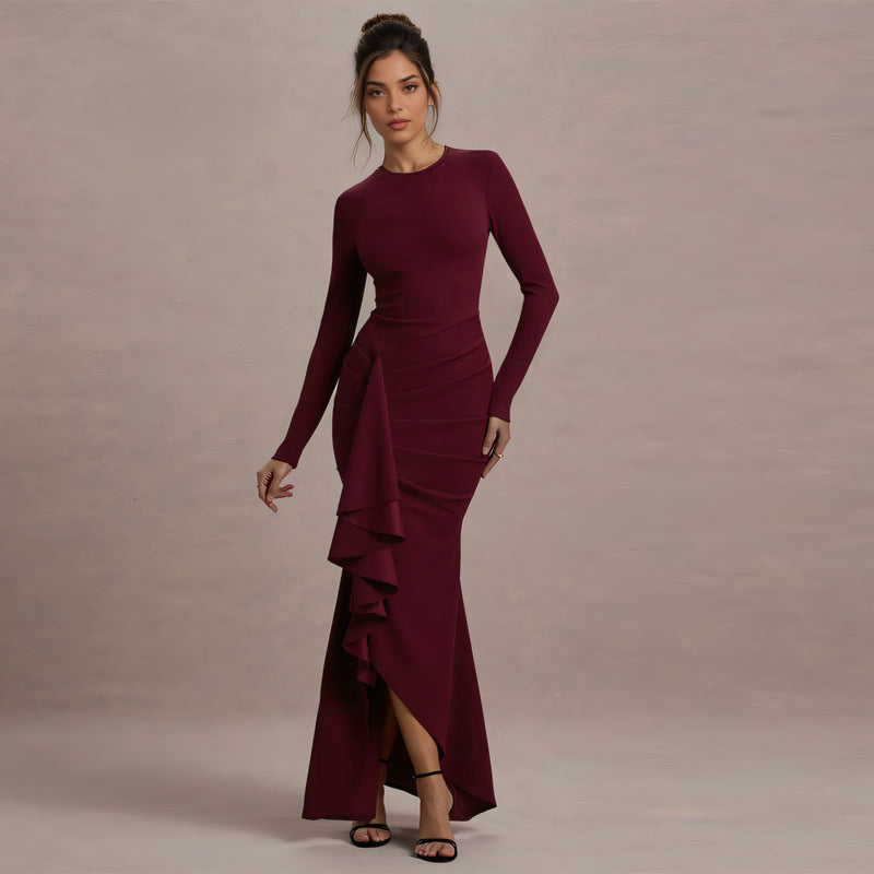 Dame elegant maxiklänning med asymmetrisk volanginsats och lång silhuett Mirla-Eva Jonsson