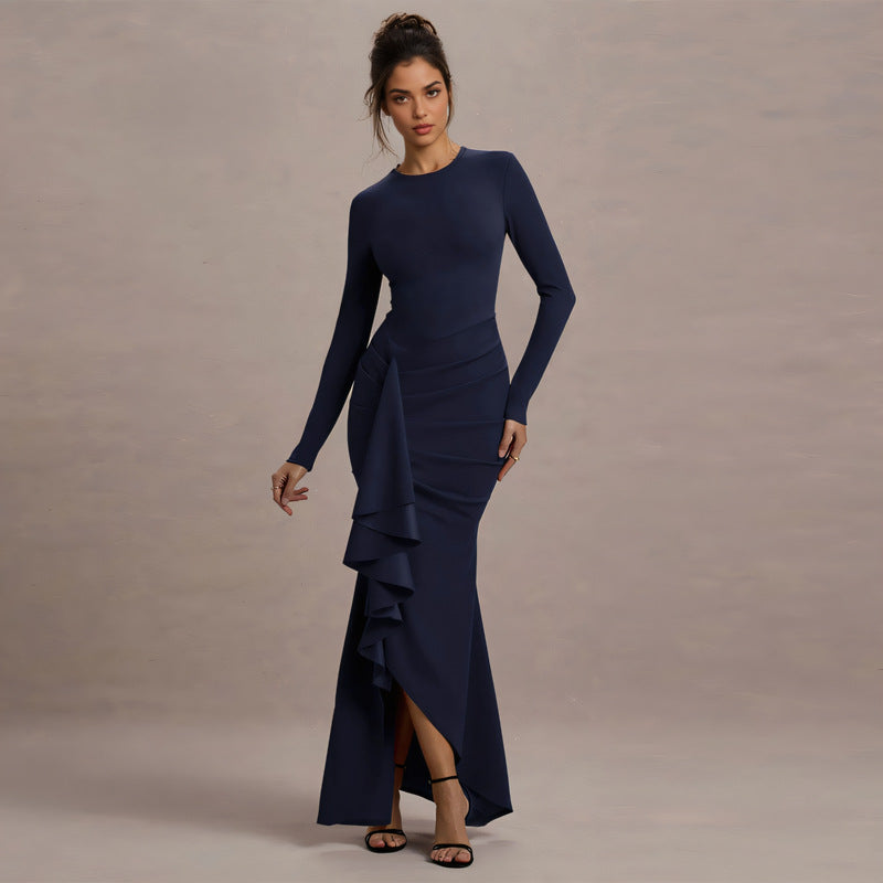 Dame elegant maxiklänning med asymmetrisk volanginsats och lång silhuett Mirla-Eva Jonsson