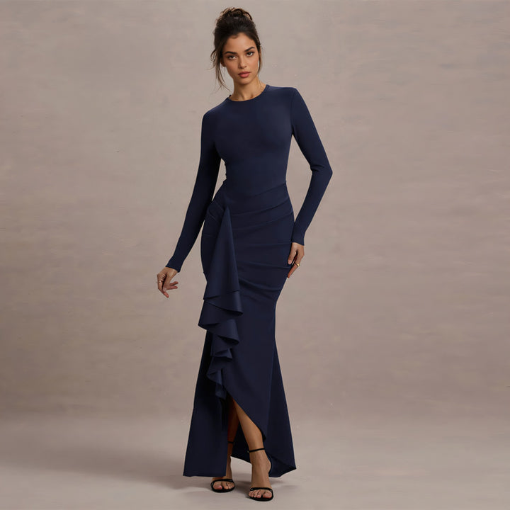 Dame elegant maxiklänning med asymmetrisk volanginsats och lång silhuett Mirla-Eva Jonsson