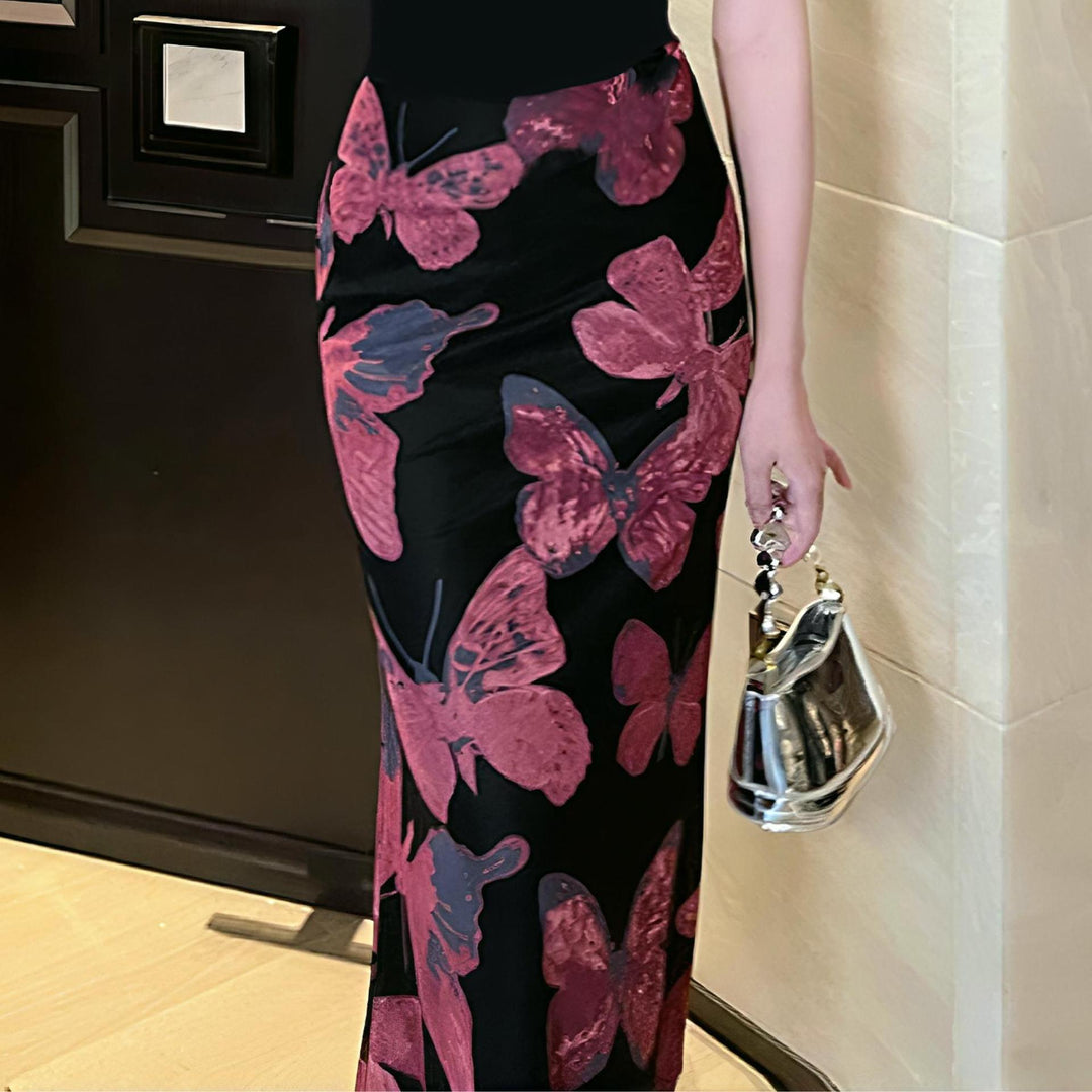 Dame elegant maxiklänning med blommigt fjärilsmönster och flödande tyg Mirla-Eva Jonsson