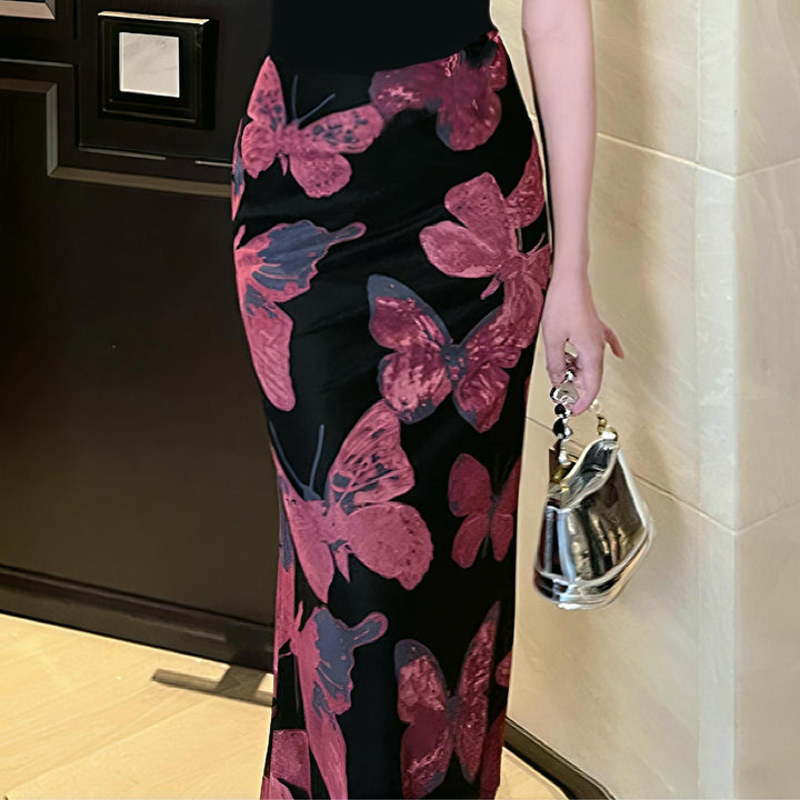 Dame elegant maxiklänning med blommigt fjärilsmönster och flödande tyg Mirla-Eva Jonsson