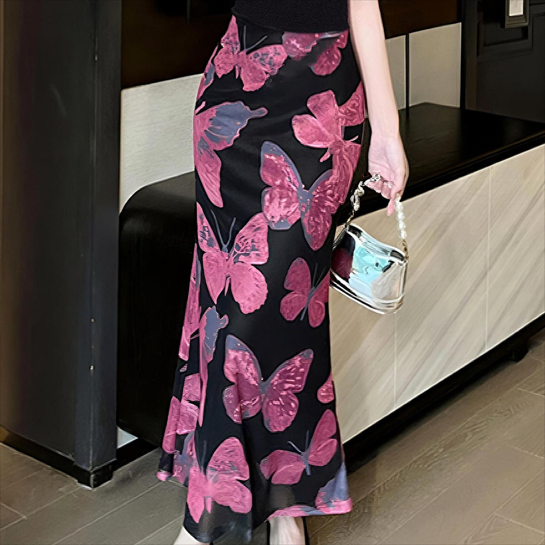 Dame elegant maxiklänning med blommigt fjärilsmönster och flödande tyg Mirla-Eva Jonsson