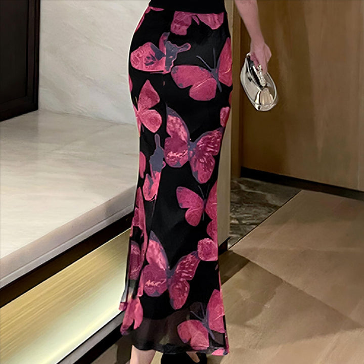 Dame elegant maxiklänning med blommigt fjärilsmönster och flödande tyg Mirla-Eva Jonsson