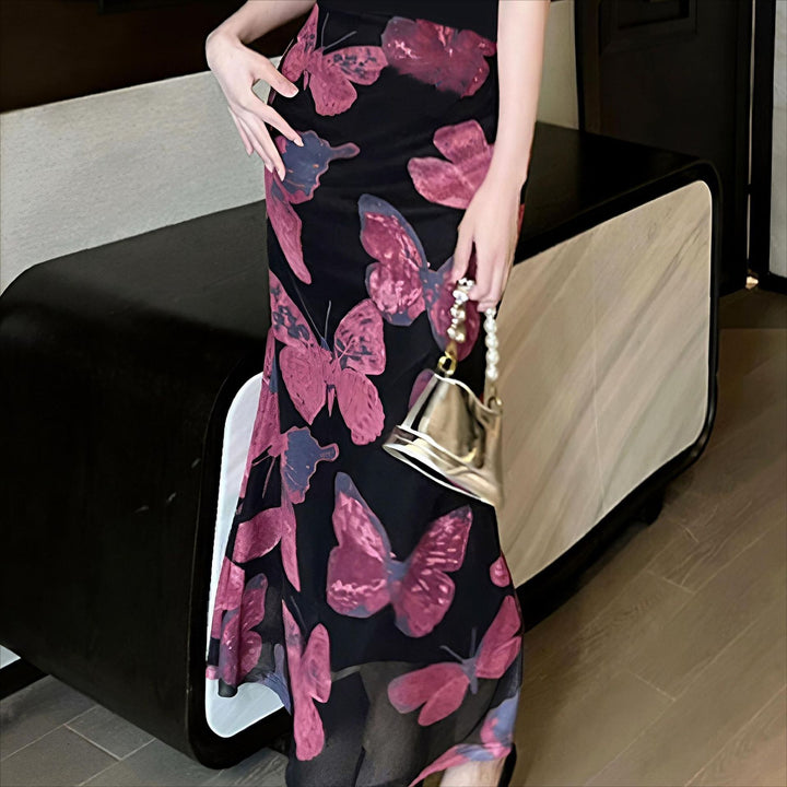 Dame elegant maxiklänning med blommigt fjärilsmönster och flödande tyg Mirla-Eva Jonsson