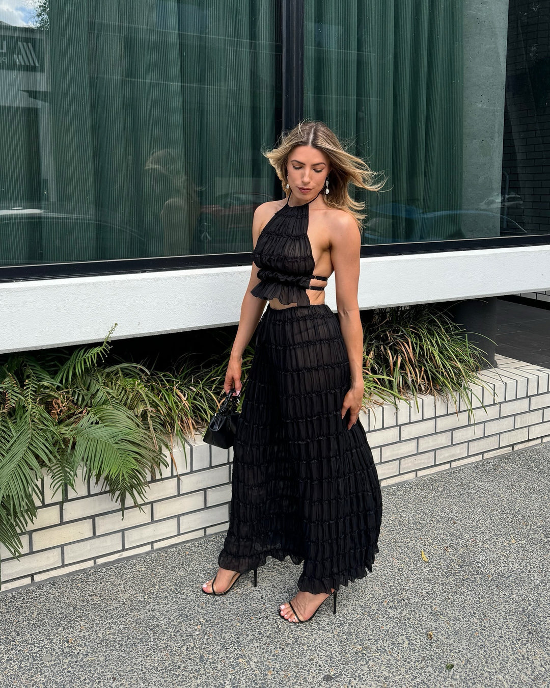 Dame elegant maxiklänning med volangdetaljer och cut-out-element Mirla-Eva Jonsson
