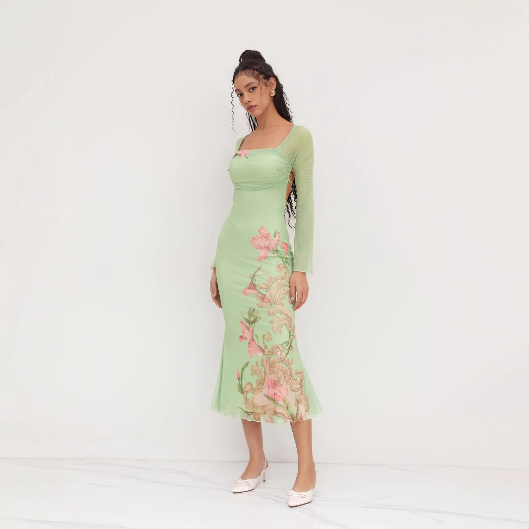 Dame elegant midiklänning med floral design och transparenta långärmar Mirla-Eva Jonsson