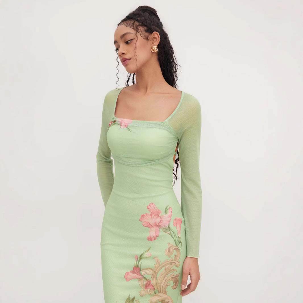 Dame elegant midiklänning med floral design och transparenta långärmar Mirla-Eva Jonsson