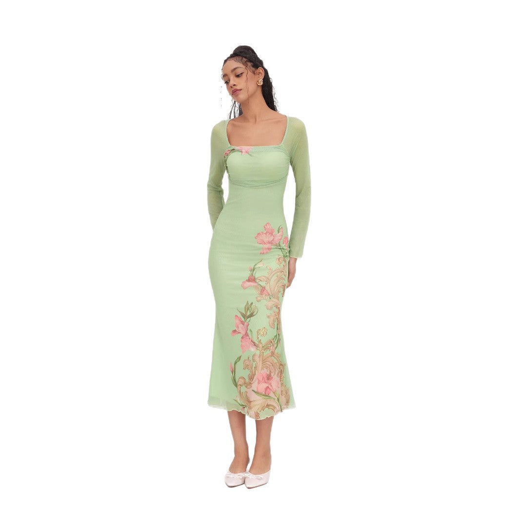 Dame elegant midiklänning med floral design och transparenta långärmar Mirla-Eva Jonsson