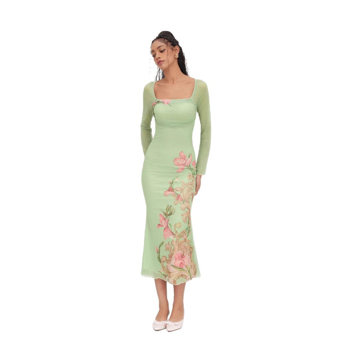 Dame elegant midiklänning med floral design och transparenta långärmar Mirla-Eva Jonsson