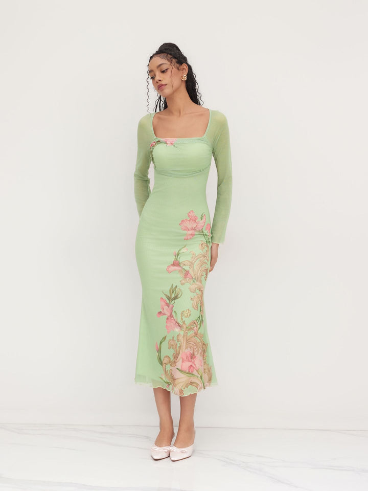 Dame elegant midiklänning med floral design och transparenta långärmar Mirla-Eva Jonsson
