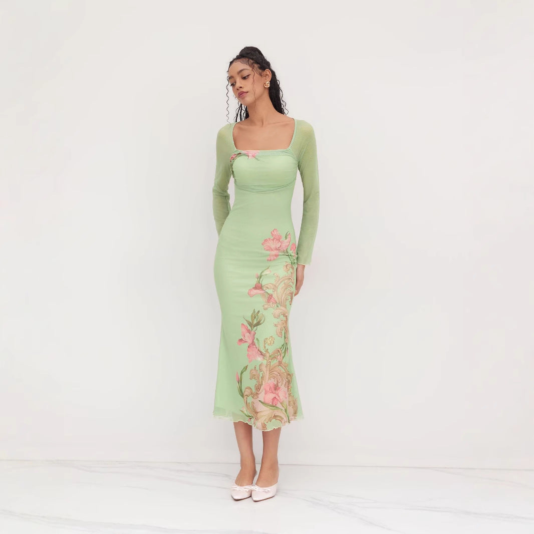 Dame elegant midiklänning med floral design och transparenta långärmar Mirla-Eva Jonsson