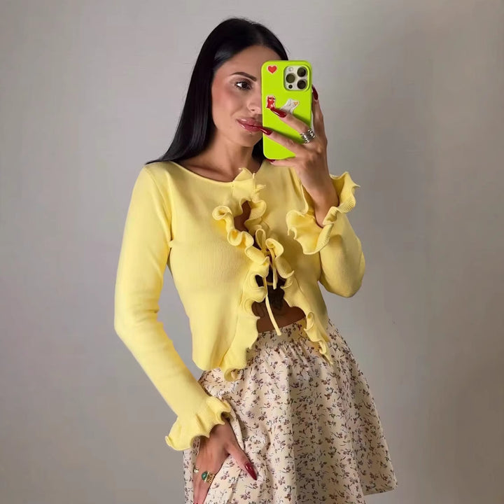 Dame elegant stickad jacka med volangdetaljer och feminin passform Mirla-Eva Jonsson