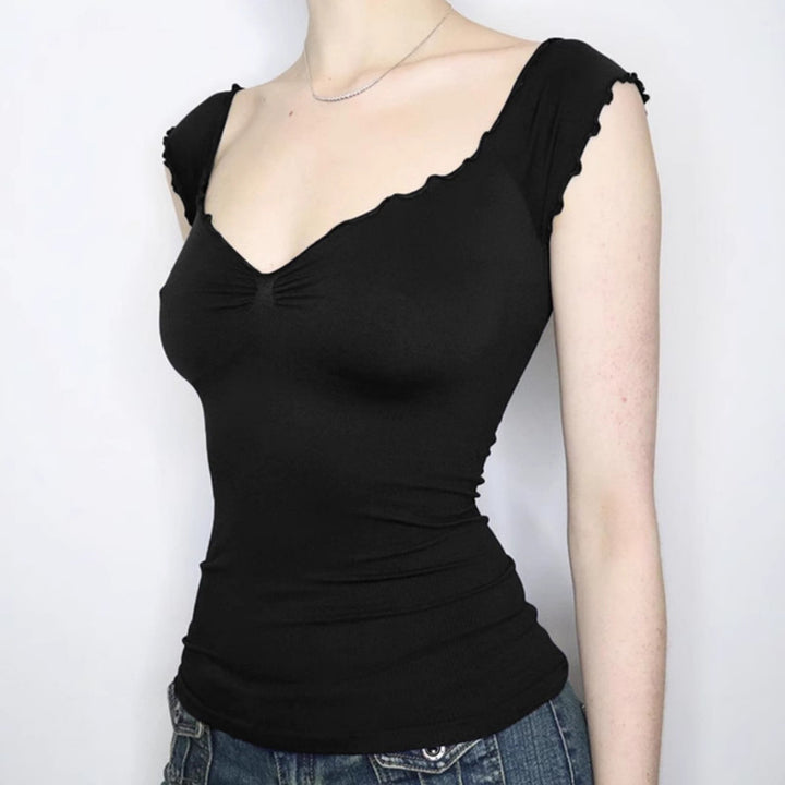 Dame elegant topp med volangdetaljer och off-shoulder design Mirla-Eva Jonsson