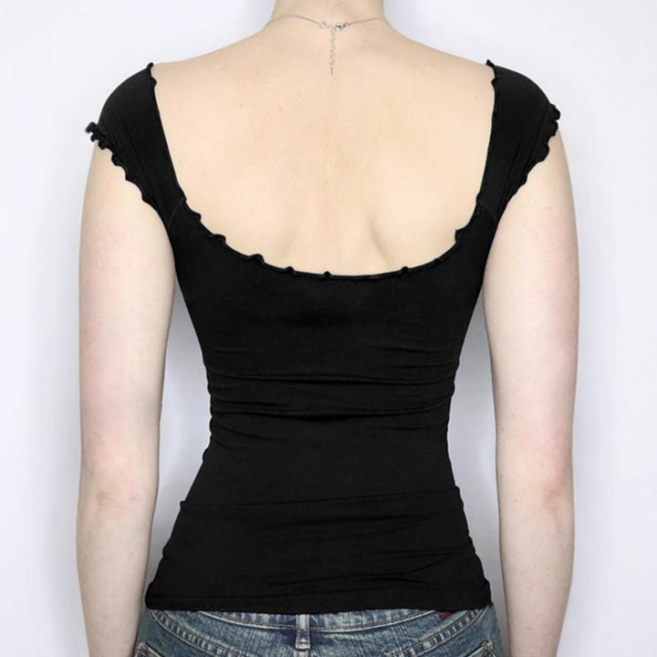 Dame elegant topp med volangdetaljer och off-shoulder design Mirla-Eva Jonsson