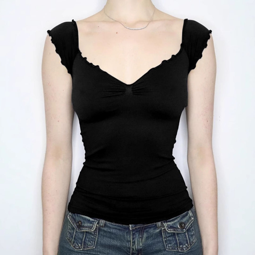 Dame elegant topp med volangdetaljer och off-shoulder design Mirla-Eva Jonsson