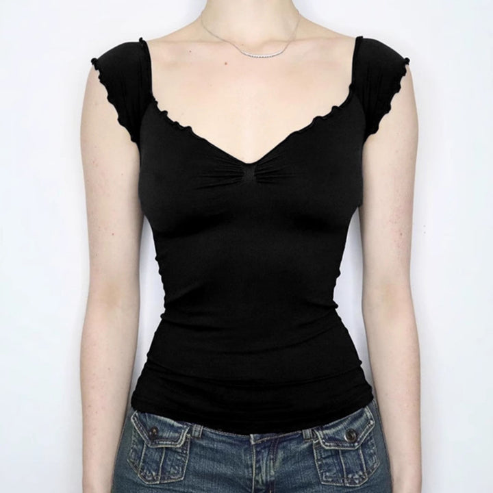 Dame elegant topp med volangdetaljer och off-shoulder design Mirla-Eva Jonsson