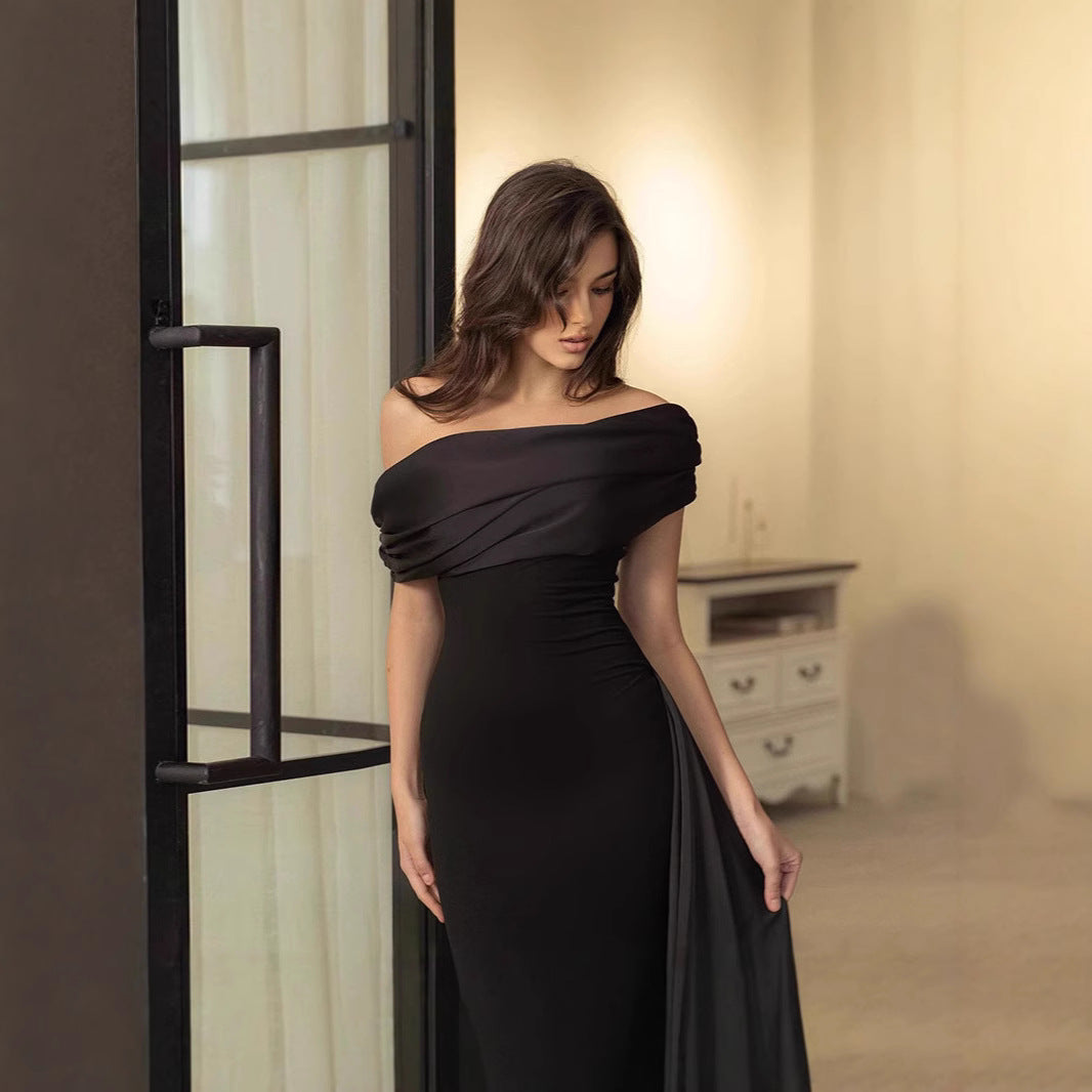Dame evening dress with elegant off-shoulder design and figure-hugging fit Mirla-Eva Jonsson