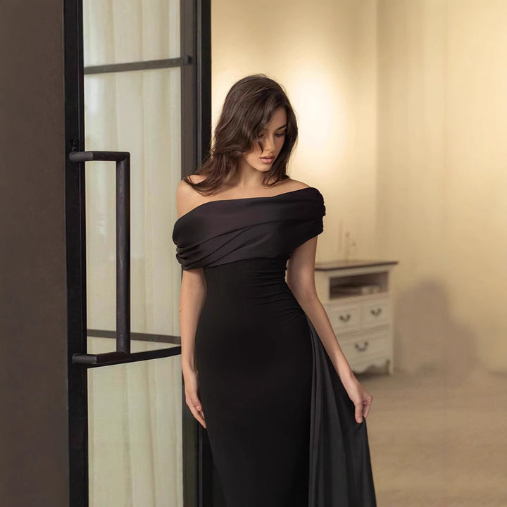 Dame evening dress with elegant off-shoulder design and figure-hugging fit Mirla-Eva Jonsson