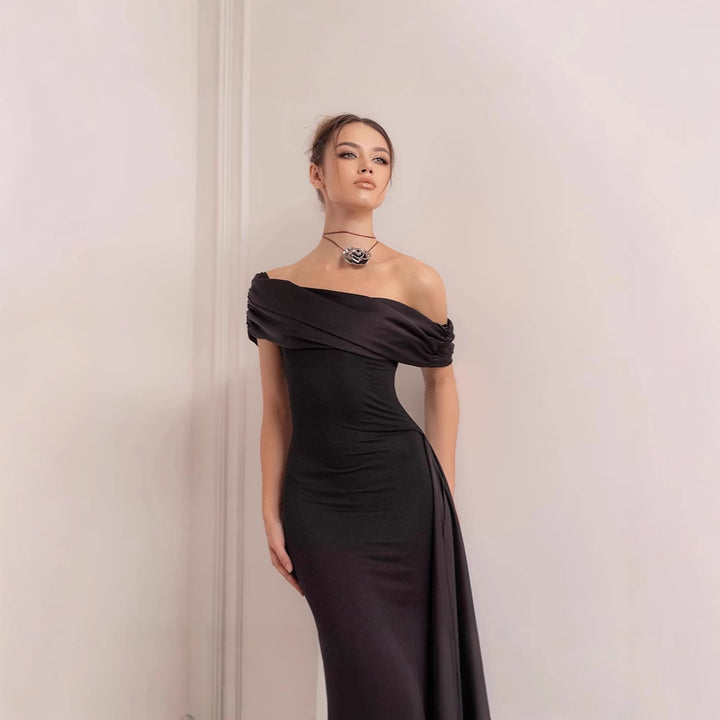 Dame evening dress with elegant off-shoulder design and figure-hugging fit Mirla-Eva Jonsson