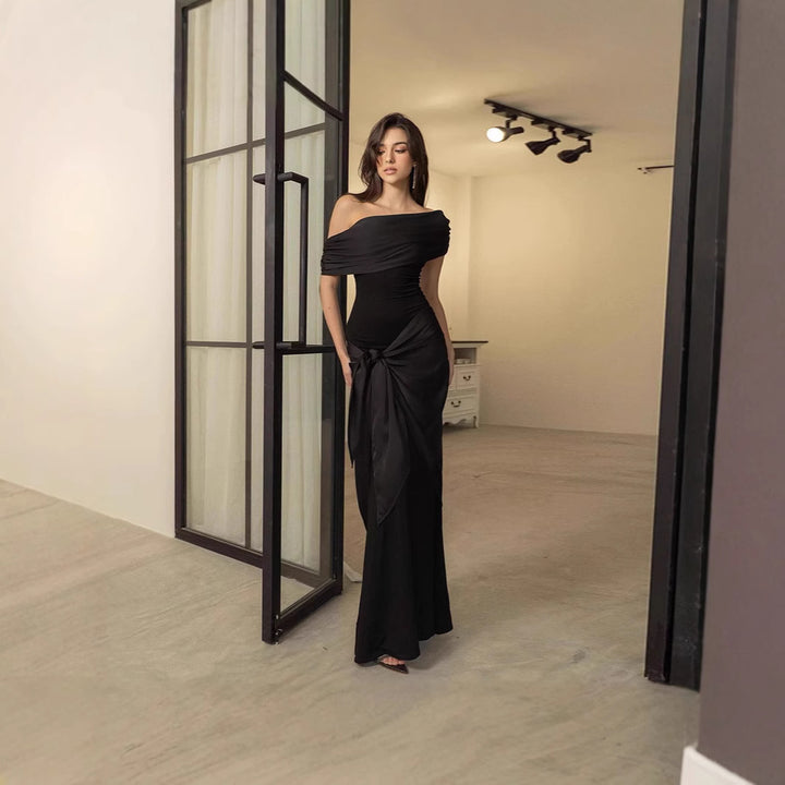 Dame evening dress with elegant off-shoulder design and figure-hugging fit Mirla-Eva Jonsson