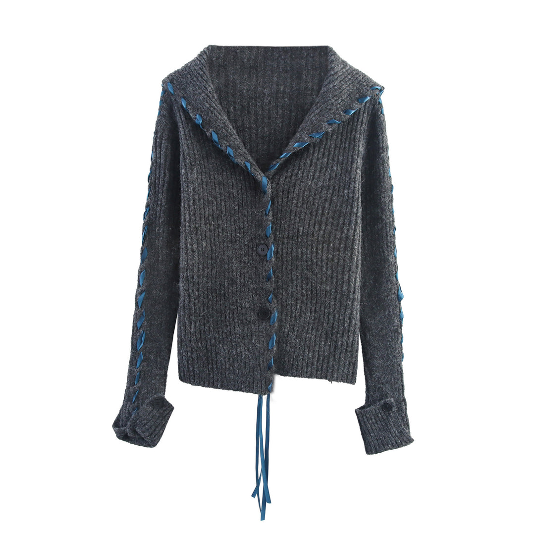 Dame fashionable stickad jacka med markerade kanter och bordeauxfärgade detaljer Mirla-Eva Jonsson