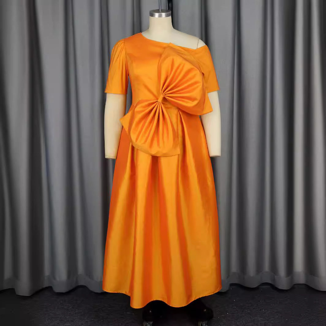 Dame festklädesaftonklänning med asymmetrisk urringning och voluminöst draperingselement Mirla-Eva Jonsson