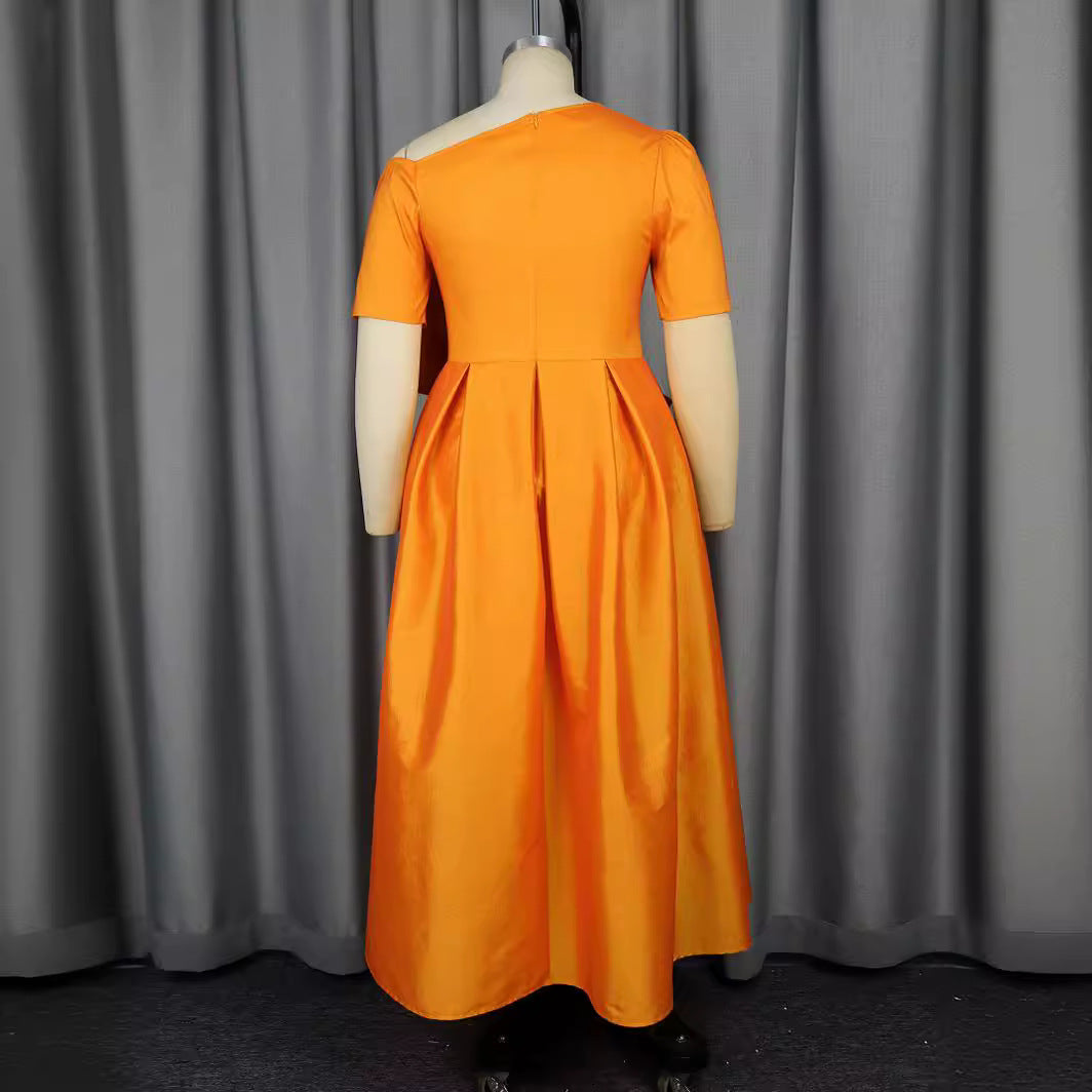 Dame festklädesaftonklänning med asymmetrisk urringning och voluminöst draperingselement Mirla-Eva Jonsson