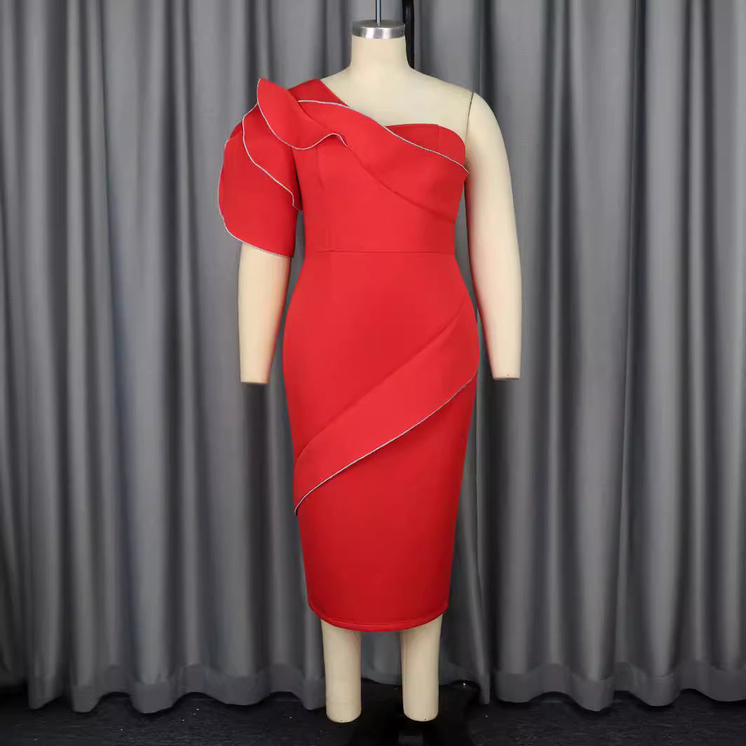 Dame figurbetonat sida klänning med asymmetrisk design och trendigt volangelement Mirla-Eva Jonsson