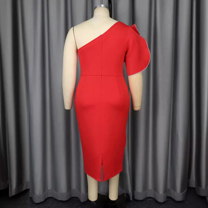 Dame figurbetonat sida klänning med asymmetrisk design och trendigt volangelement Mirla-Eva Jonsson