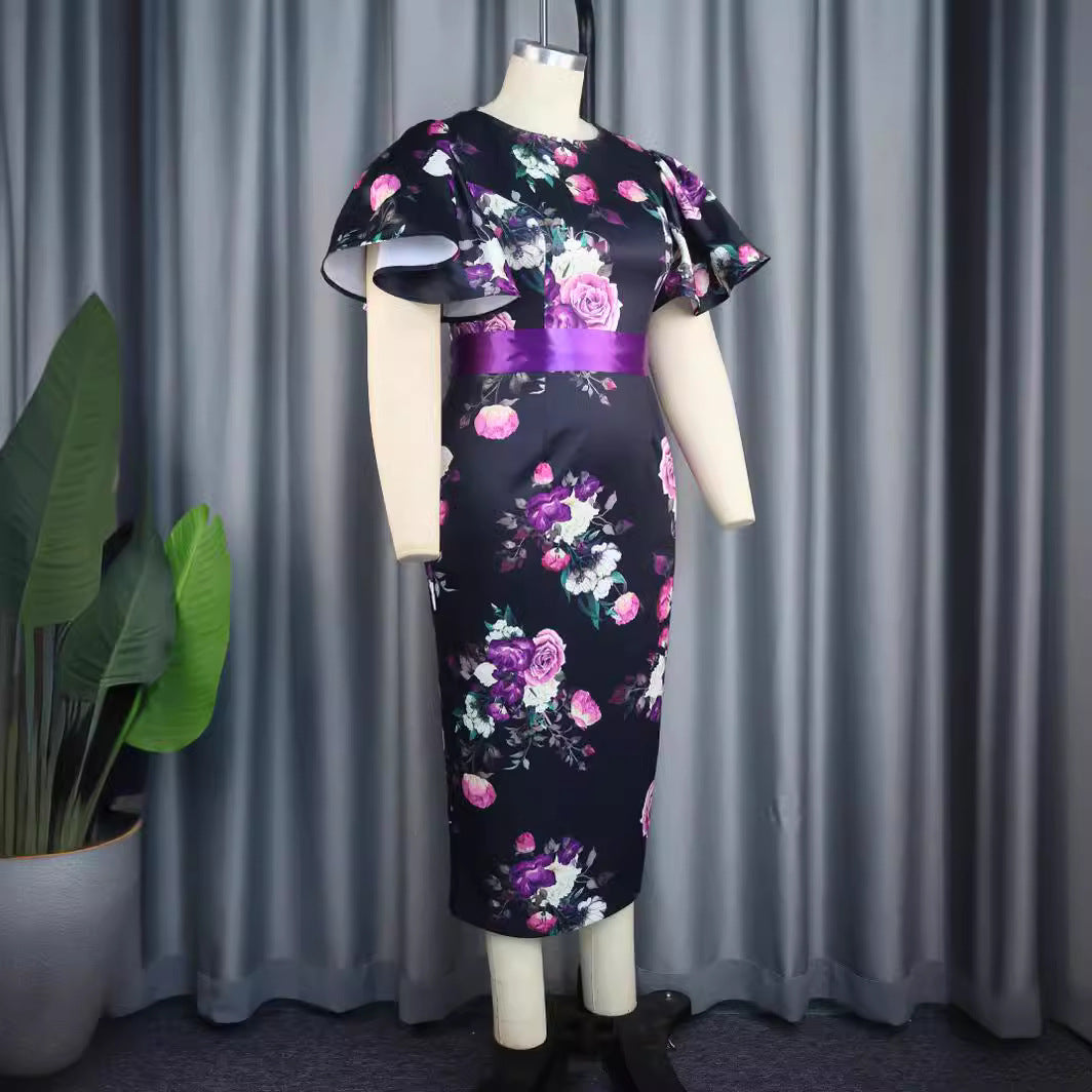 Dame figurformande klänning med blommiga accenter Mirla-Eva Jonsson