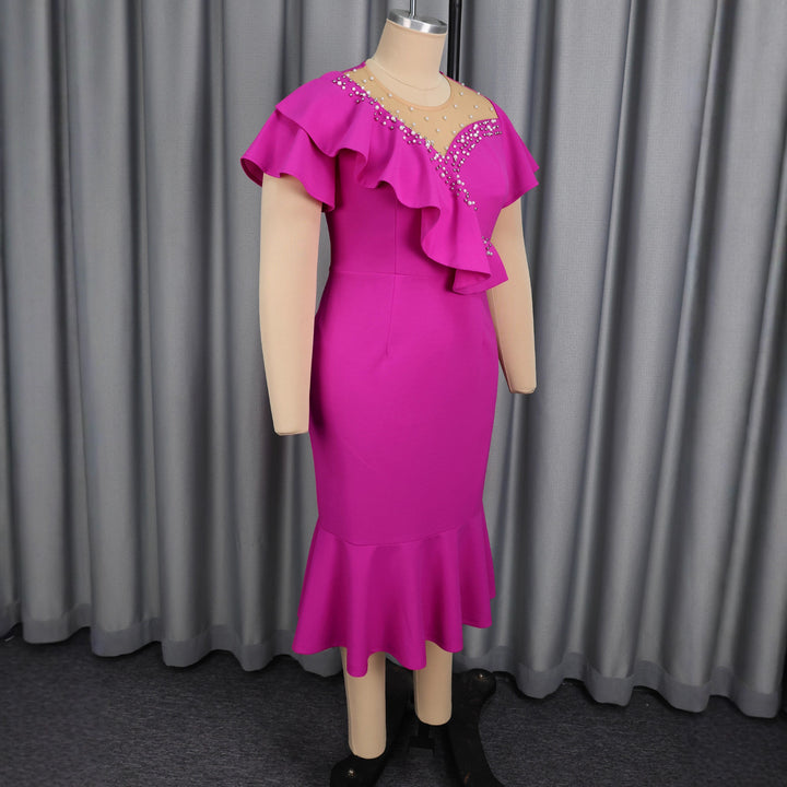 Dame figurnära klänning med volangdesign och strassdetaljer Mirla-Eva Jonsson