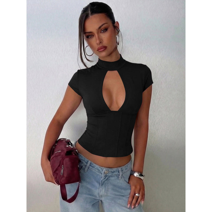 Dame figurnära topp med hög halsdesign och cut-out accent Mirla-Eva Jonsson