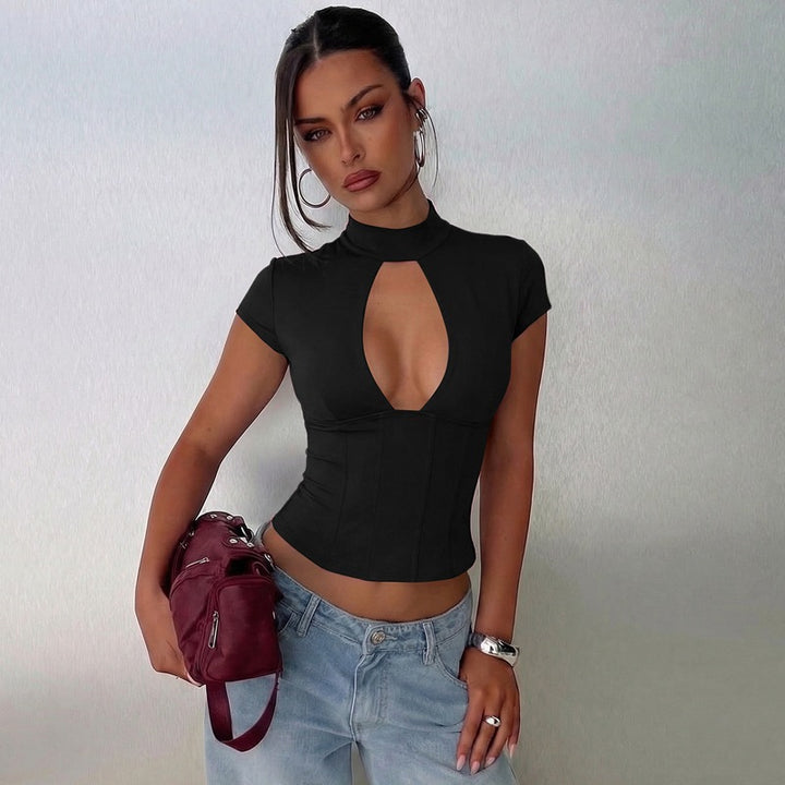 Dame figurnära topp med hög halsdesign och cut-out accent Mirla-Eva Jonsson