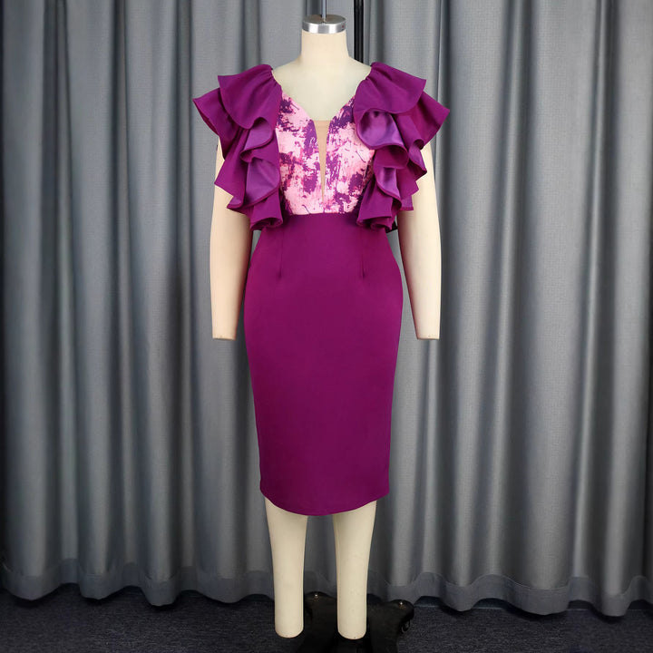 Dame figurpassande klänning med voluminösa rynkor och blommig detalj Mirla-Eva Jonsson
