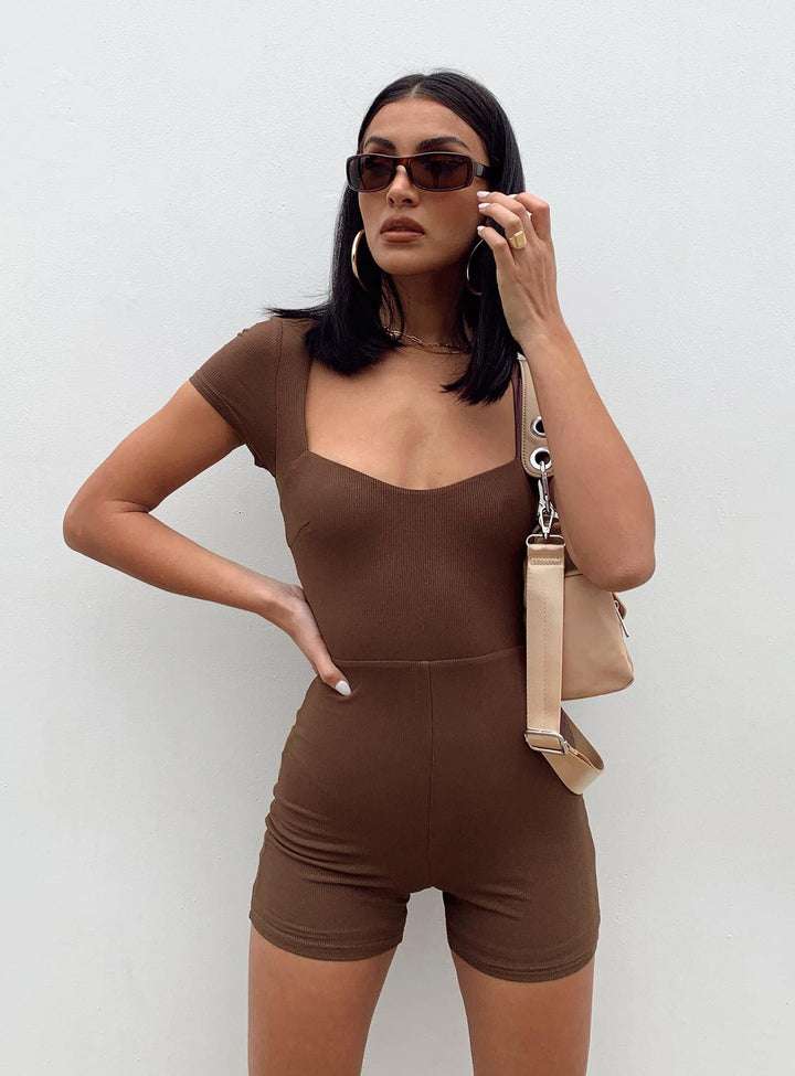 Dame figursydd jumpsuit med fyrkantig neck och kort ärm Mirla-Eva Jonsson