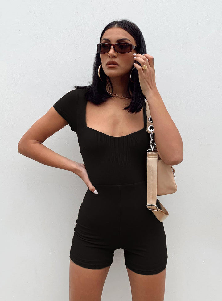 Dame figursydd jumpsuit med fyrkantig neck och kort ärm Mirla-Eva Jonsson