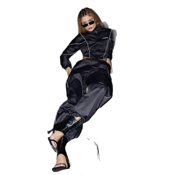 Dame futuristisk sportdräkt med cropped jacka och vida byxor Mirla-Eva Jonsson